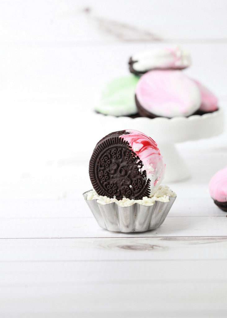 Peppermint-Marble-Oreos-Easy-DIY-Christmas-Cookies