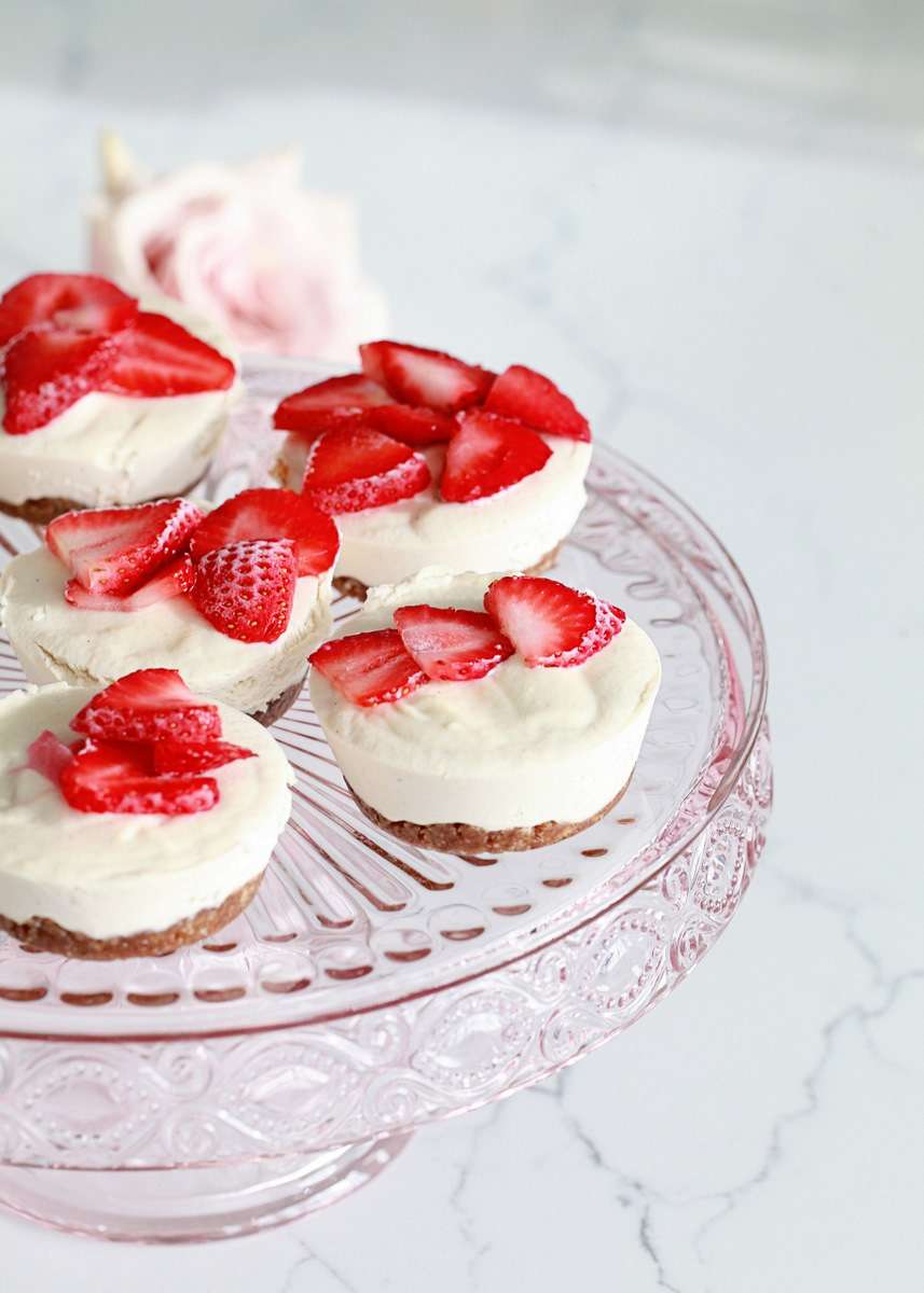 Raw Strawberry Rhubarb Cheesecakes | Posh Little Designs
