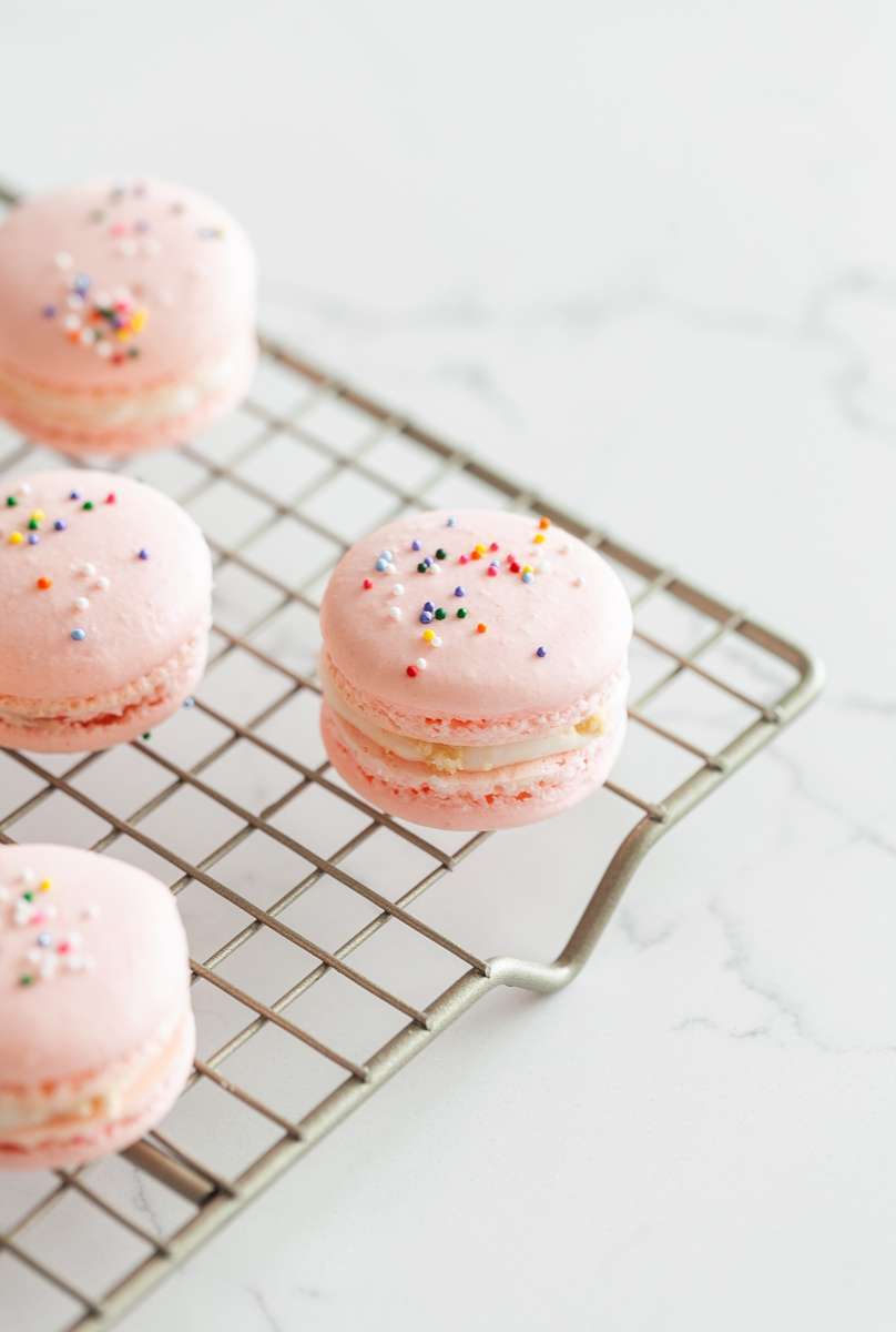 paris-birthday-parisian-kids-parties-dessert-macarons-raspberry