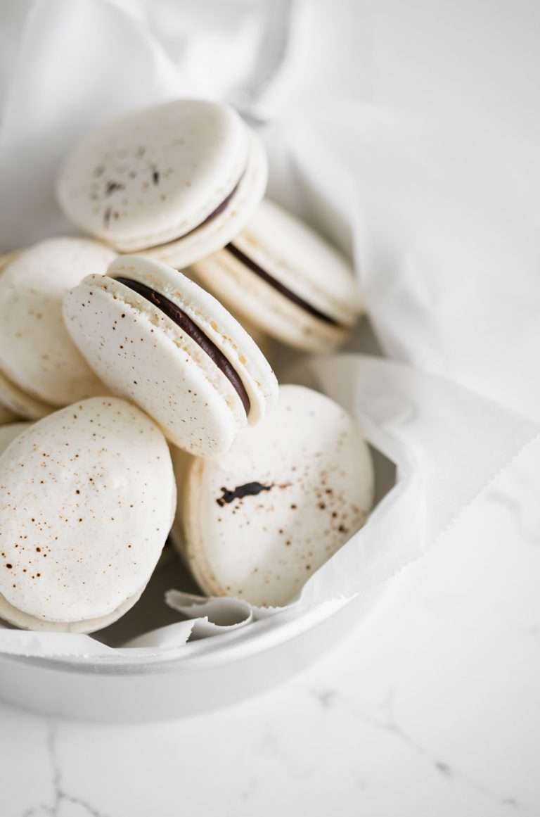 peanut_butter_chocolate_easter_macarons_speckled_recipe_baking