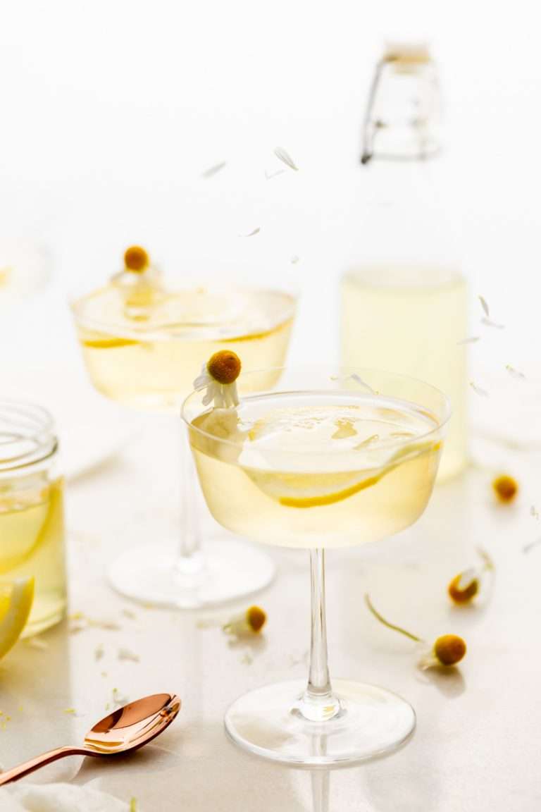 how to make lemon chamomile sparklers - easy 4 ingredient summer cocktail recipe