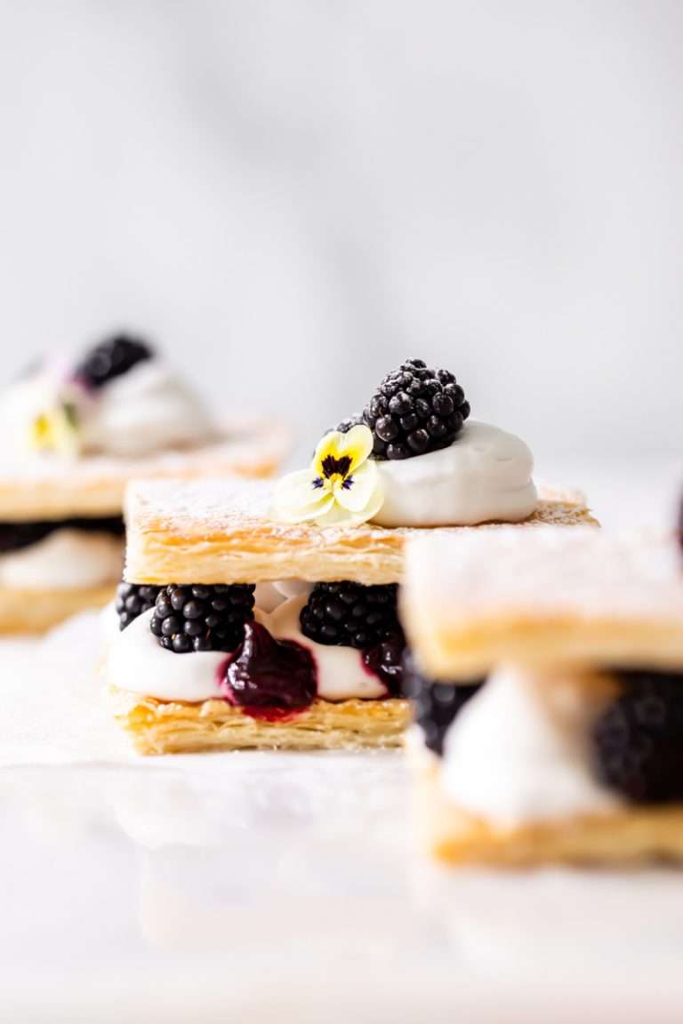 An easy and quick recipe for vegan Napoleon/mille feuille with puff pastry, coconut whip and fresh blackberries.