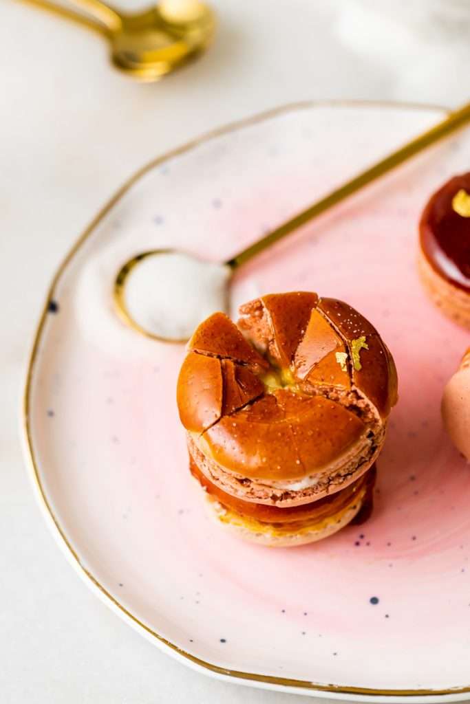 Créme brûlée macarons recipe inspired by trendy crème brûlée donuts, complete with a creamy vanilla custard center and a crisp caramelized sugar dipped shell. A dairy free and gluten free macaron recipe. Enjoy with tea, coffee, or champagne!