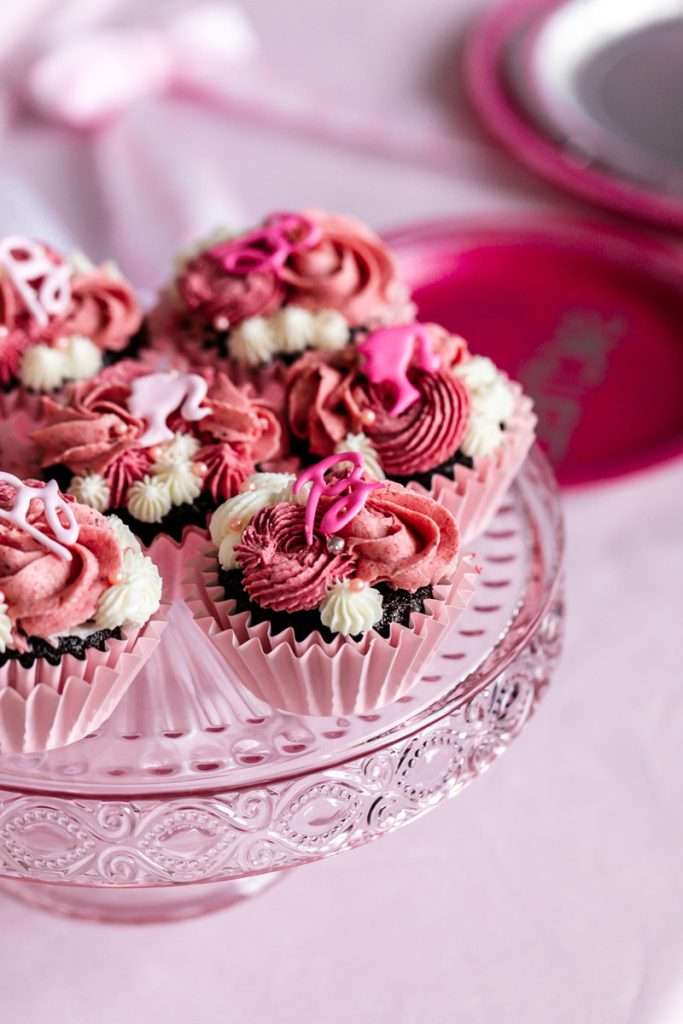 Barbie movie themed desserts for kids and teen barbie birthday parties. Cupcakes. 