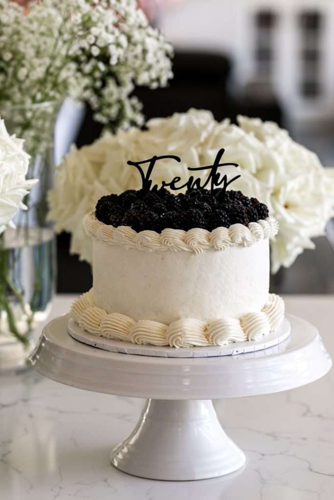 Anniversary cake in black and white for a timeless and classic design