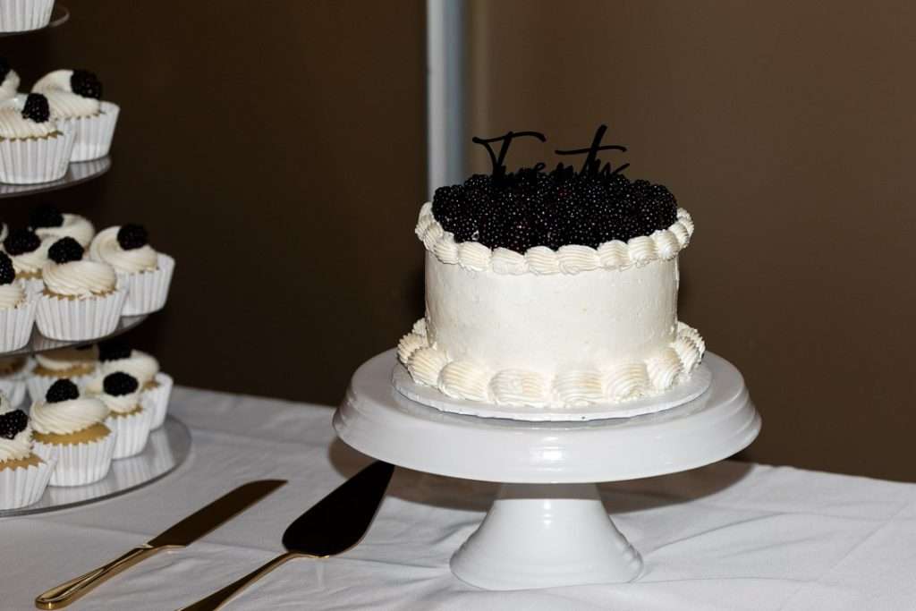 Anniversary cake in black and white for a timeless and classic design